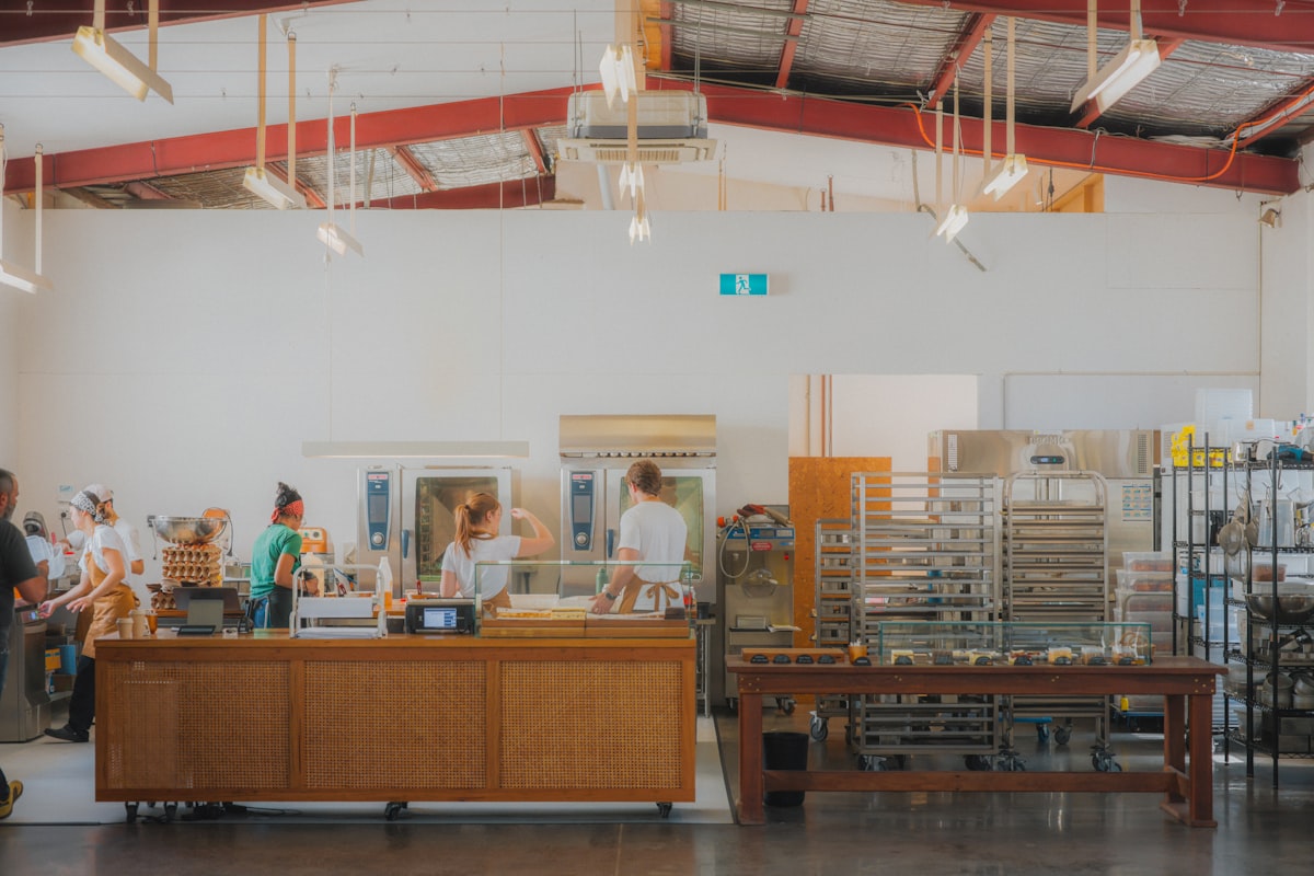 Bakery specialist tools and baking accessories reference